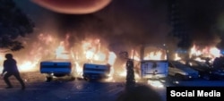 Протестувальники підпалили поліцейські автівки. Іран, 8 січня 2026 року