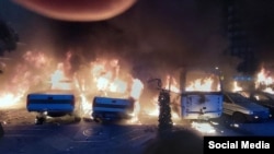 Иран -- Демонстрантите запалија полициски возила за време на протестите против иранскиот режим во четврток вечерта, 8 јануари 2026 година.