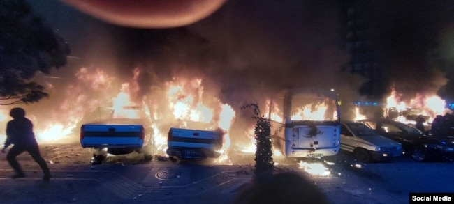 Протестувальники підпалили поліцейські автівки. Іран, 8 січня 2026 року