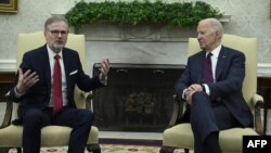 Переговори премʼєр-міністра Чехії Петра Фіали (л) і президента США Джо Байдена, Вашингтон, 15 квітня 2024 року