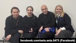 Марфа Рабкова, Наста Лойка, Валянцін Стэфановіч разам з часовай паверанай у справах Беларусі Астай Андрыяўскене ў Літве пасьля прымусовага вывазу зь Беларусі. 19 сакавіка 2026 году