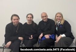 Марфа Рабкова, Наста Лойка і Валянцін Стэфановіч пасьля вызваленьня. Побач зь імі часовая павераная ў справах Літвы ў Беларусі Аста Андрыяўскене