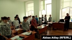 Учитель в классе средней школы. Архивно-иллюстративное фото, 2012