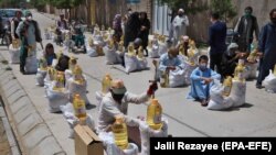 آرشیف - توزیع مواد غذایی به نیازمندان در ولایت هرات