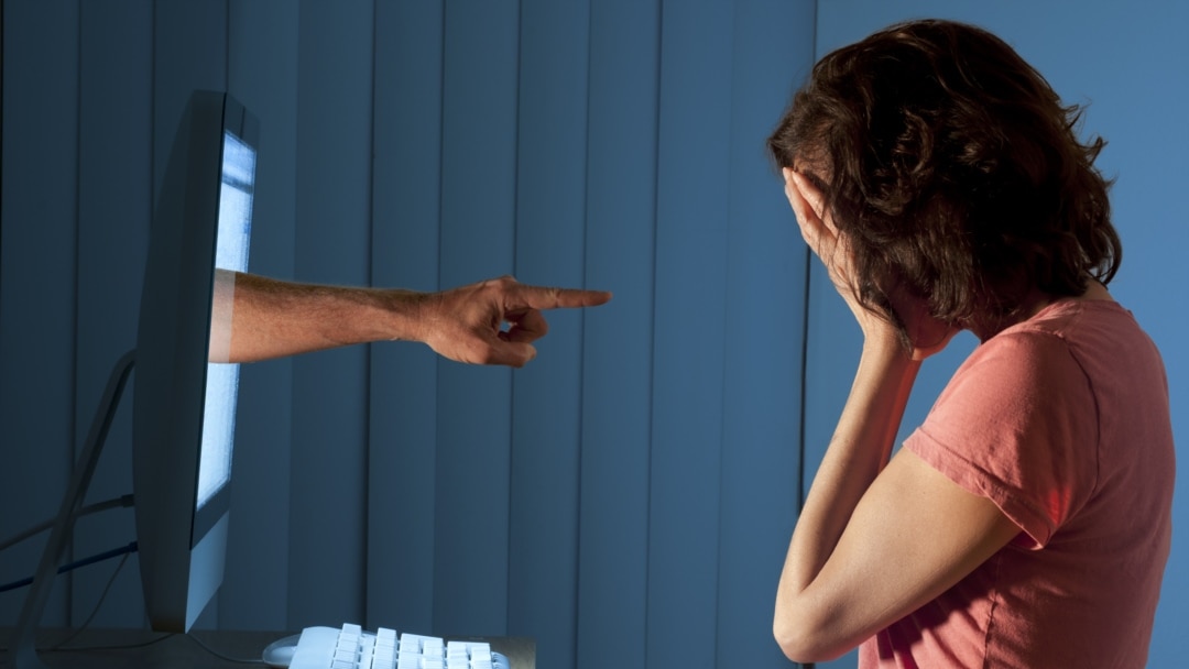 Олар ішімдік ішкен әйелді кіреберісте ұрып жіберген