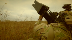 Captură de ecran de pe un video difuzat de Armata Națională a R. Moldova de la exerciții militare unde apare un militar cu o pușcă electromagnetică pentru bruiajul dronelor EDM4S