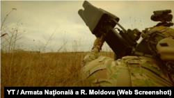 Militar moldovean la exerciții militare cu o pușcă electromagnetică EDM4S