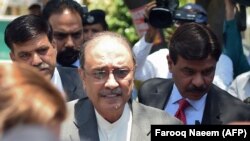 Former Pakistani President Asif Ali Zardari (center) arrives at Islamabad High Court for a bail hearing on June 10. 