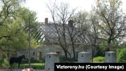 A 2005-ös fotón jól látszik az egyik, azóta lerombolt épület