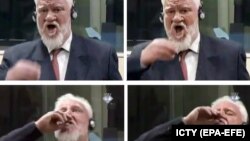 Слободан Пральяк Гаага трибуналында колундагы суюктукту ичип жаткан учур. 29-ноябрь, 2017-жыл.