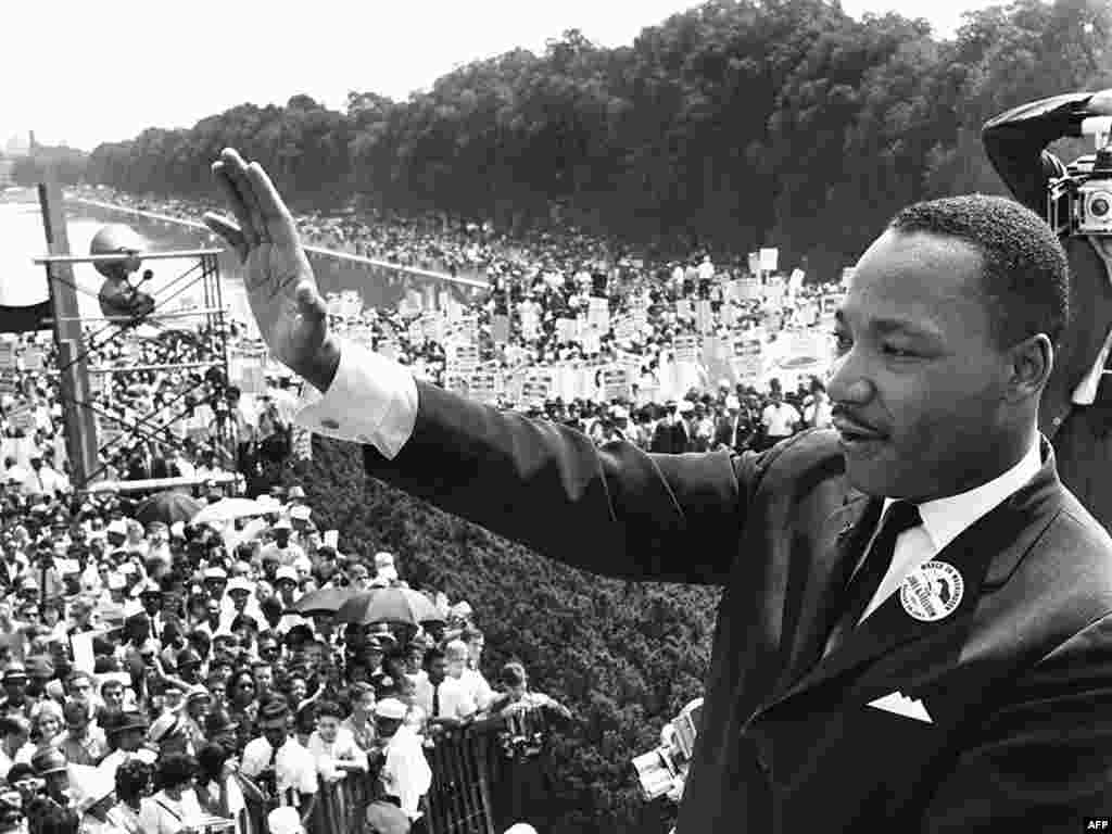 28 avqust 1963-cü il. Martin Luther King Vaşinqtonda tərəfdarları qarşısında mitinqdə çıxış edir.