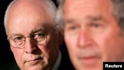 Дик Чејни (лево)