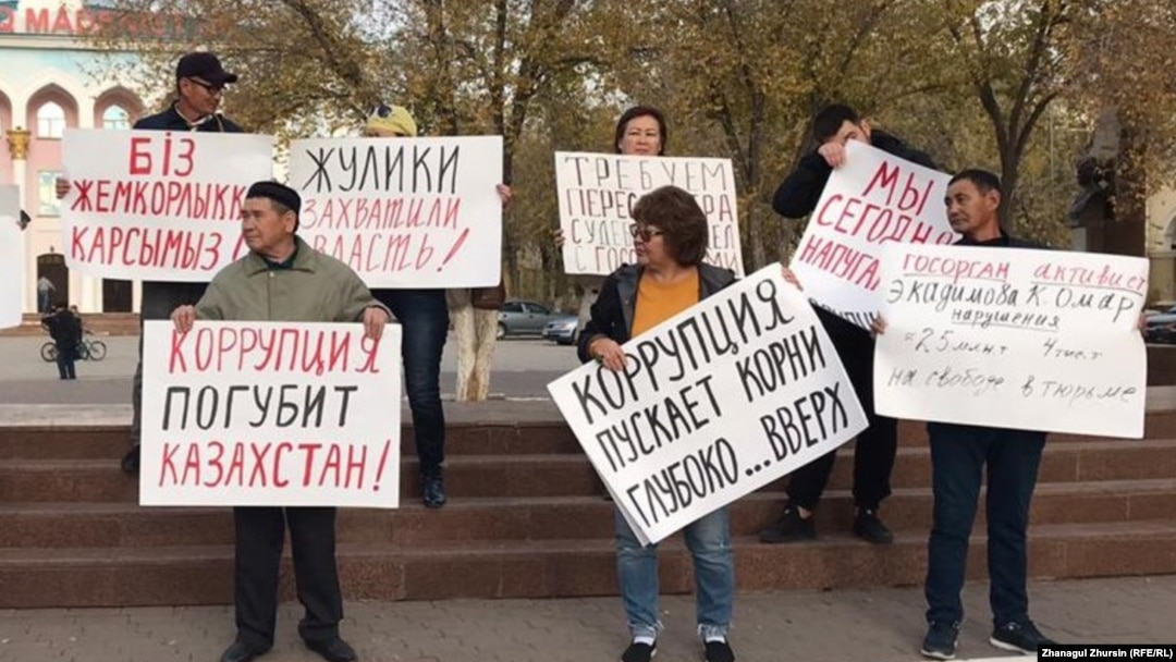 Шұлық киген қызметші бірге