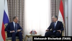 Russian Foreign Minister Sergei Lavrov (L) and his Tajik counterpart Sirojiddin Muhriddin meet in Dushanbe, February 5, 2019