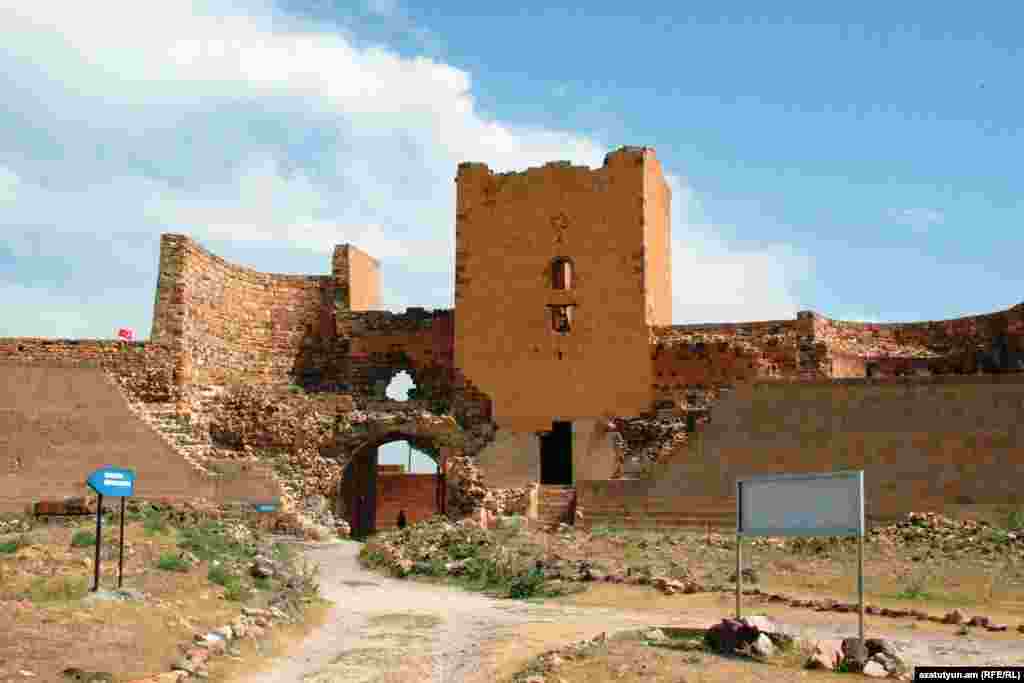 Անիի պարիսպները