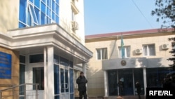 У здания суда в Алматы.