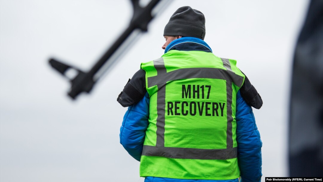 Dutch investigators inspect debris from MH17 flight near Grabovo village, East Ukraine, November 11, 2014