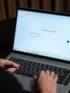 Inteligjenca artificiale (IA) është teknologji që u mundëson kompjuterëve të mësojnë, të analizojnë informacion dhe të kryejnë detyra që normalisht do t'i bënte njeriu.