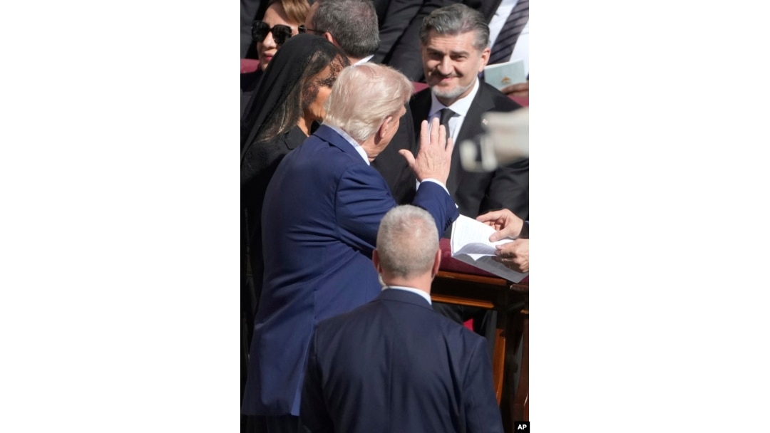 Согласно описанию фотографии агентства AP, Трамп помахал рукой Кавелашвили. Однако журналисты, изучившие видео, пришли к выводу, что это не так. Позднее, согласно опубликованным телекомпанией «Имеди» кадрам, Трамп пожал руку Кавелашвили