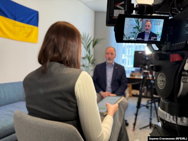 Євродепутат від Фінляндії Пекка Товері під час інтервʼю Радіо Свобода в Брюсселі, Бельгія, 7 квітня 2026 року