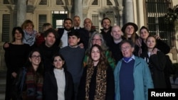 Грција - хуманитарни работници, вклучувајќи ги Шон Биндер и Сара Мардини, по пресудата на судењето во градот Митилена на островот Лезбос, 15 јануари 2026 година.