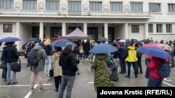 Šator je postavio ispred sedišta Pokrajinske vlade u Novom Sadu, 10. novembar 2025.