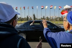 Papa Franja maše iz svoga automobila po dolasku u Bagdad, 5. mart 2021.
