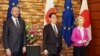 Charles Michel, Fumio Kishida și Ursula von der Leyen, la Tokyo, 12 mai 2022