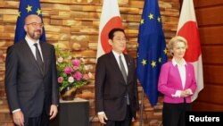 Charles Michel, Fumio Kishida și Ursula von der Leyen, la Tokyo, 12 mai 2022