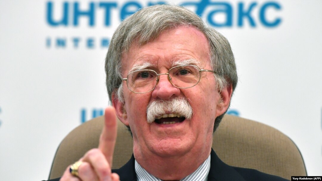 Помощник президента США по национальной безопасности Джон Болтон выступает на пресс-конференции в Москве, 27 июня