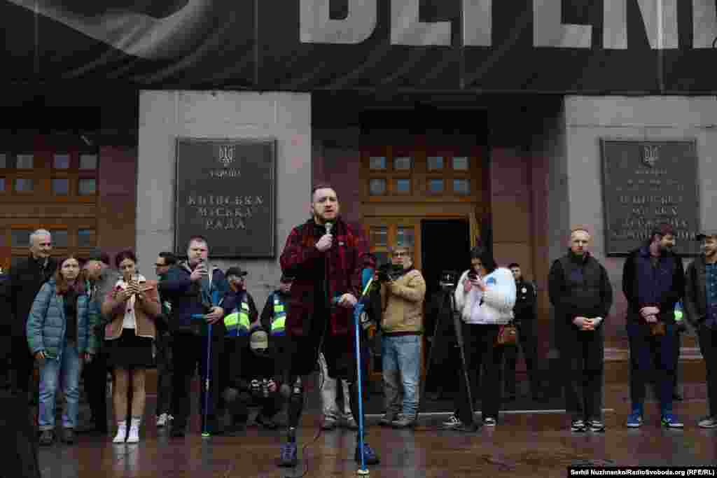 «В цьому місті дуже багато бригад, яким ми зобов’язані насправді 2022-м роком, тим, що місто Київ вистояло. І в моєму розумінні пріоритети бюджету мали бути інші», – додає ветеран Олег Симороз