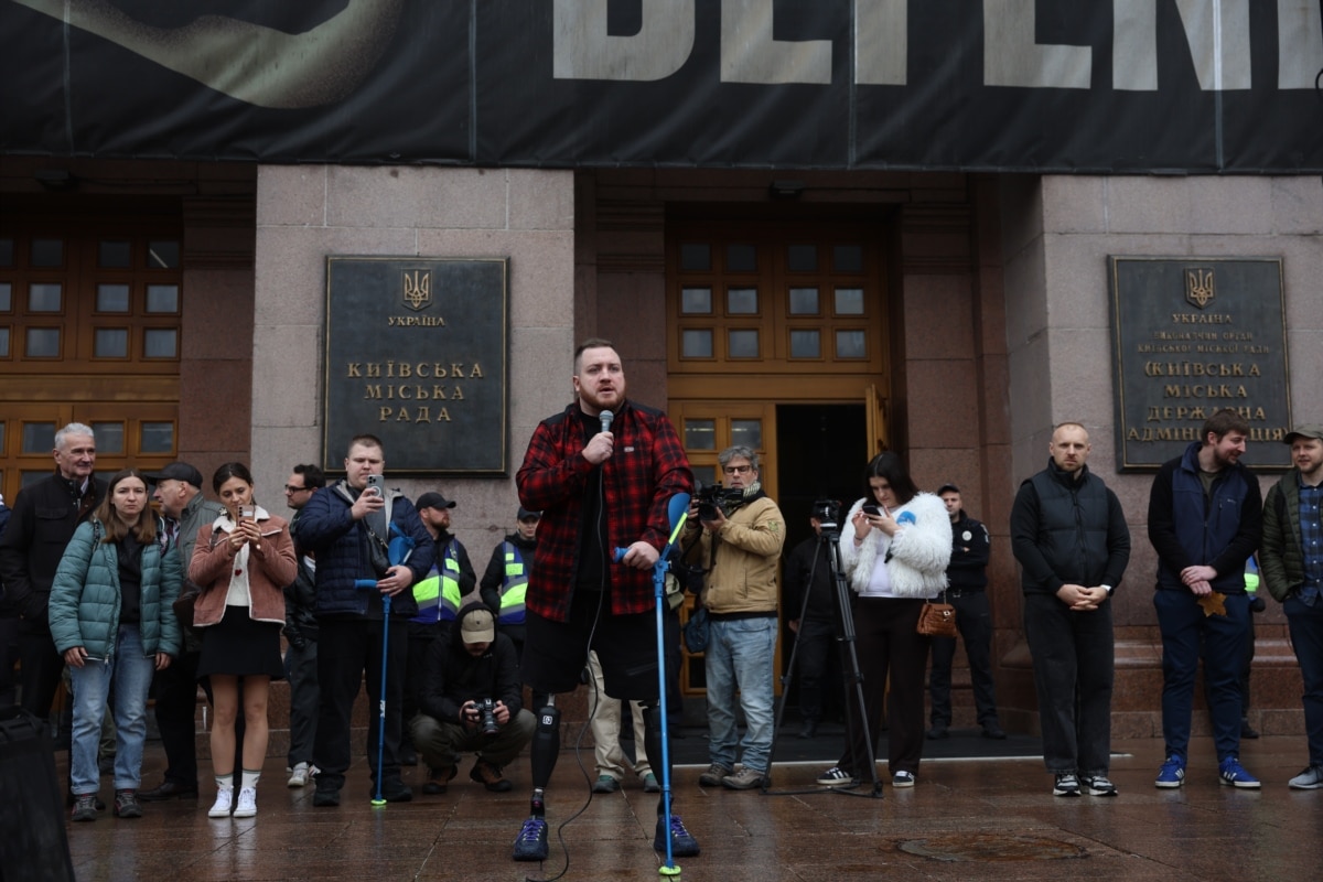 «В цьому місті дуже багато бригад, яким ми зобов’язані насправді 2022-м роком, тим, що місто Київ вистояло. І в моєму розумінні пріоритети бюджету мали бути інші», – додає ветеран Олег Симороз