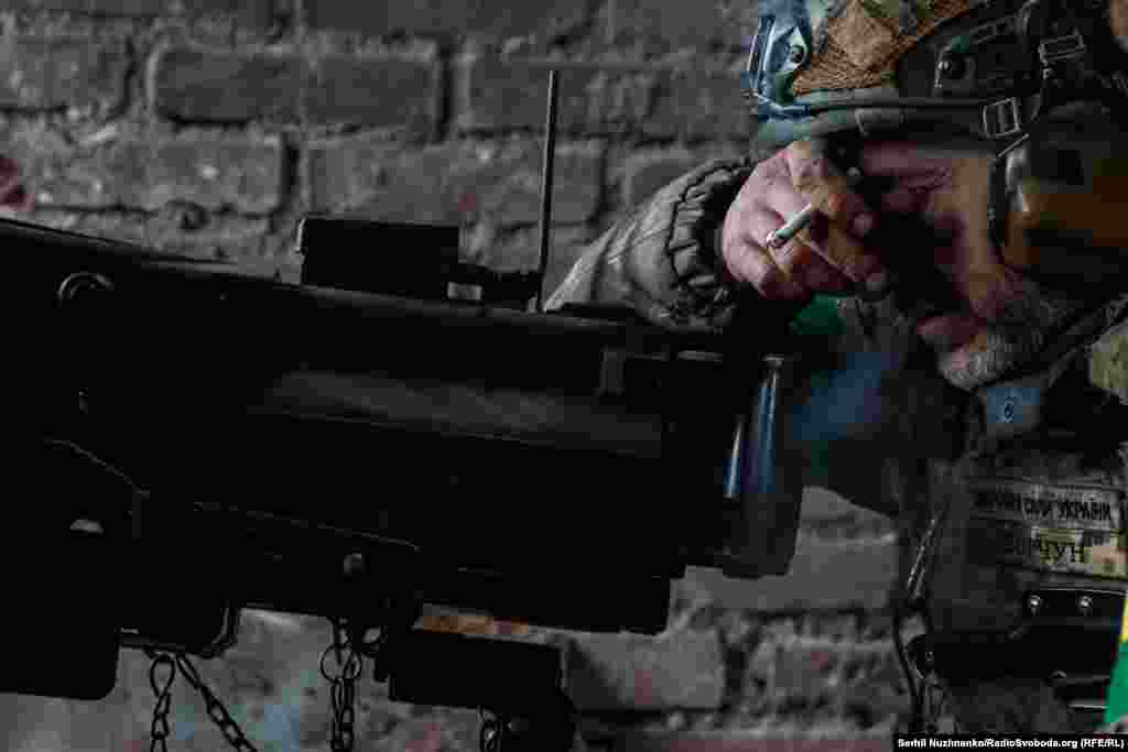 Хвилина відпочинку між тяжкими боями за Бахмут. Можна перекурити і перевести подих… Бахмут, лютий 2023 року.На фото: військовий 93-ї окремої механізованої бригади «Холодний Яр» 
