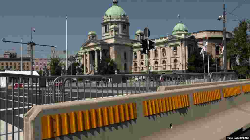 Već u avgusti "Ćacilend" je bio betonskim blokovima ograđeno i zaštičeno naselje. 