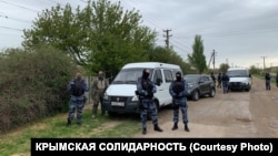 Российские силовики проводят обыск в одном из населенных пунктов аннексированного Крыма, 2021 год