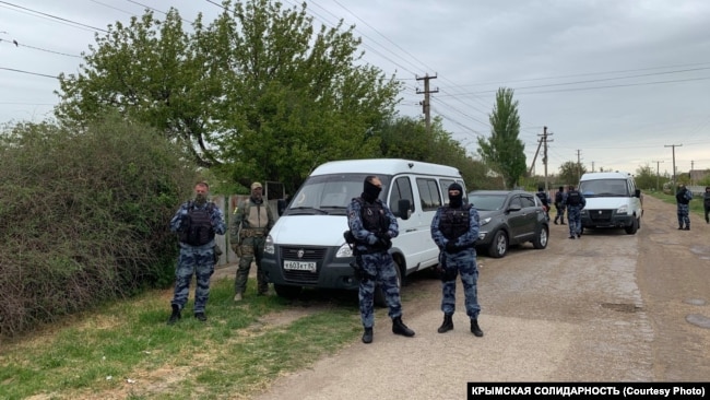 Российские силовики проводят обыск в одном из населенных пунктов аннексированного Крыма, 2021 год