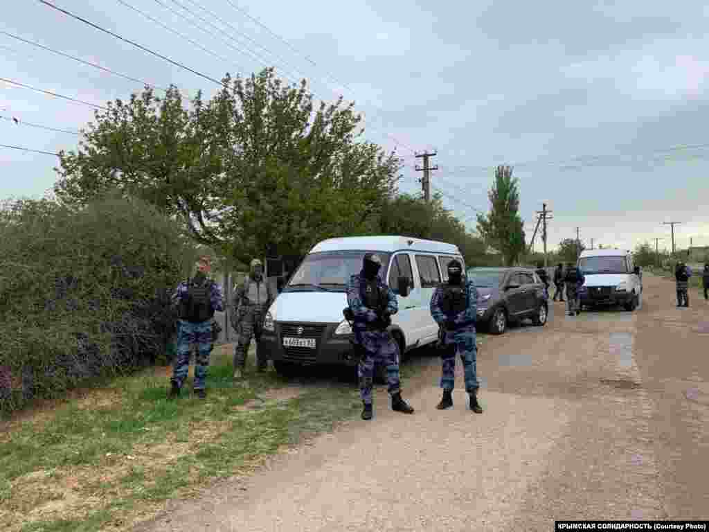 В селе Заветное Советского района, где проживает семья Рахимова обыски начались около 6 утра