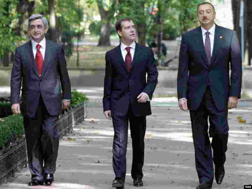 Moldova -- Russian President Dmitry Medvedev with his Armenian and Azerbaijani counterparts Serzh Sarkisina and Ilham Aliyev in Chisinau, 09Oct2009