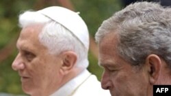 پاپ با رييس جمهوری آمريکا در برج سنت جونز واقع در باغ شهر واتيکان ملاقات کرد. (عکس از AFP)