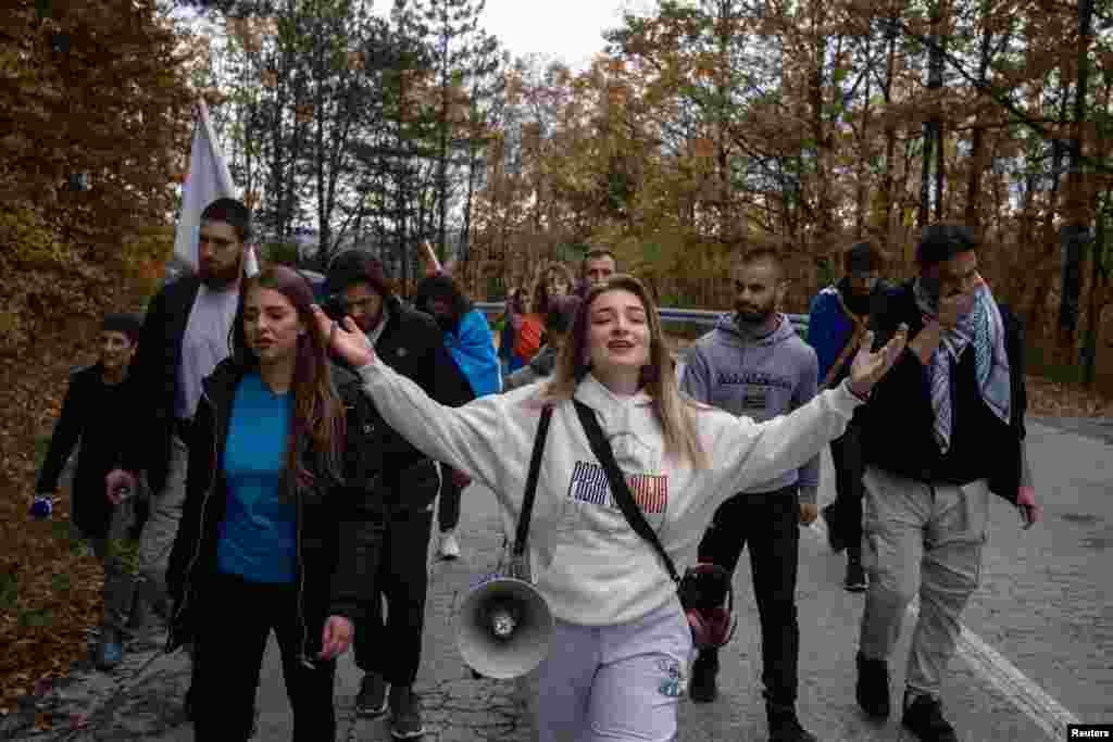 A diákoknak 420 kilométert kell megtenniük Novi Pazarból Újvidékre