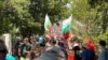 Протестиращите преминаха по пътеките към плажа, за да бъде избегнат сблъсък със симпатизантите на ДПС