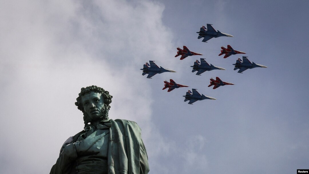 Російські військові літаки в небі над Москвою під час параду, архівне фото