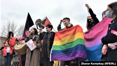 Штраф за радужный флаг, или Опасные будни борцов с ЛГБТ
