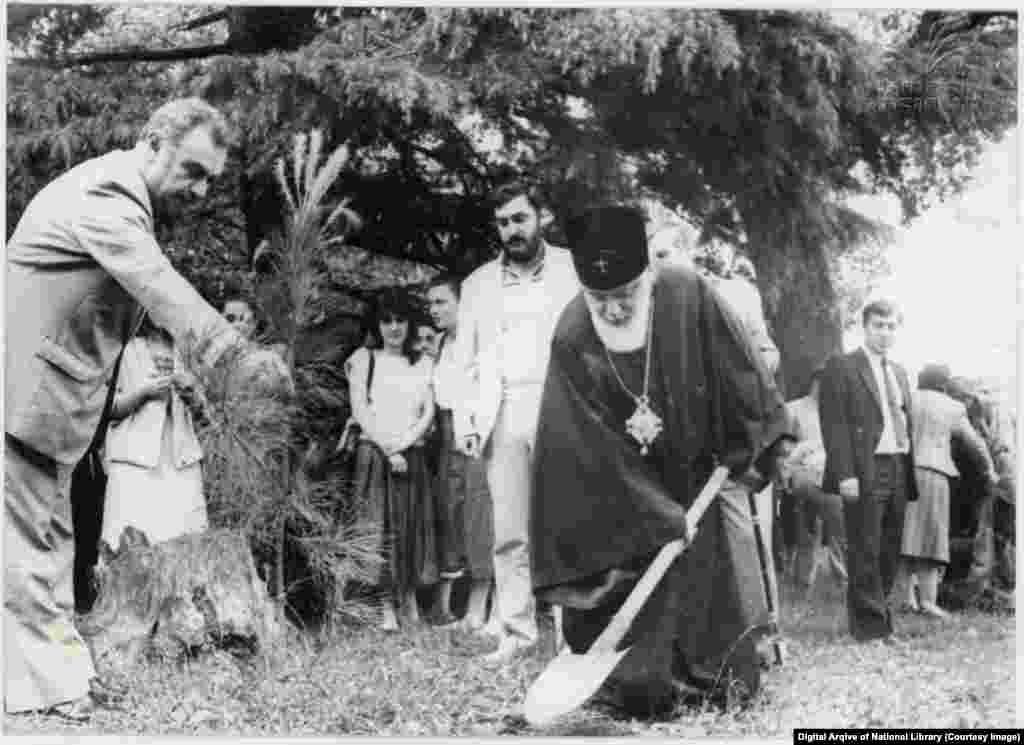 ილია მეორე ხის დარგვის დროს. ფოტო, სავარაუდოდ, გადაღებულია ბათუმში.