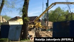 Na mestu srušenih kuća, u istorijskoj celini u ulici Braće Radić u Subotici, u toku su radovi na izgradnji stambeno-poslovnog objekta. 