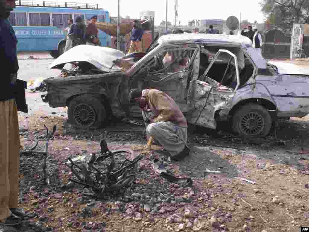 Pakistan, Dera Ismail Khan - U eksploziji bicikla-bombe u pakistanskom gradu Dera Ismail Khan na sjeverozapadu zemlje ubijeno je pet ljudi i desetak ranjeno.