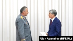 Президент Алмазбек Атамбаев менен өзгөчө кырдаалдар министри Кубатбек Боронов.