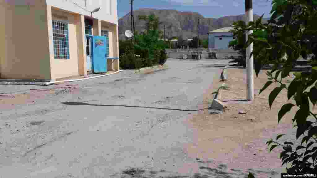 Dükanlaryň işikleri, ilatyň gelim-gidimli ýerleri idege mätäç. Balkanabat. 10-njy maý, 2015.