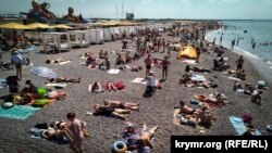 Пляж в Новофедоровке, Крым, август 2021 года
