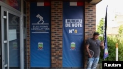 Вхід на виборчу дільницю в Енен-Бомон, Франція, 30 червня 2024 року